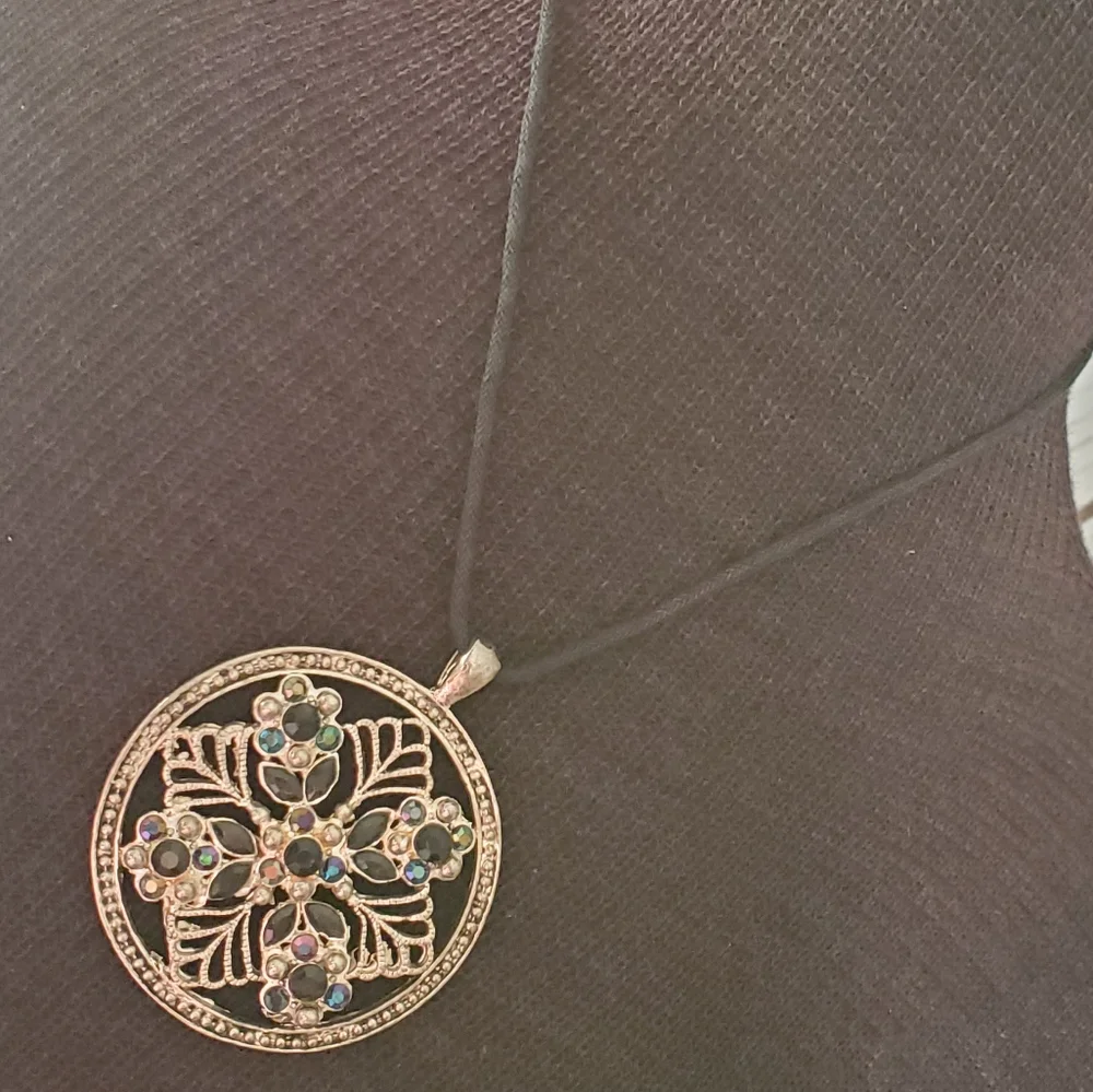 Vintage 1990s silvertone disc pendant necklace, floral design and rhinestones